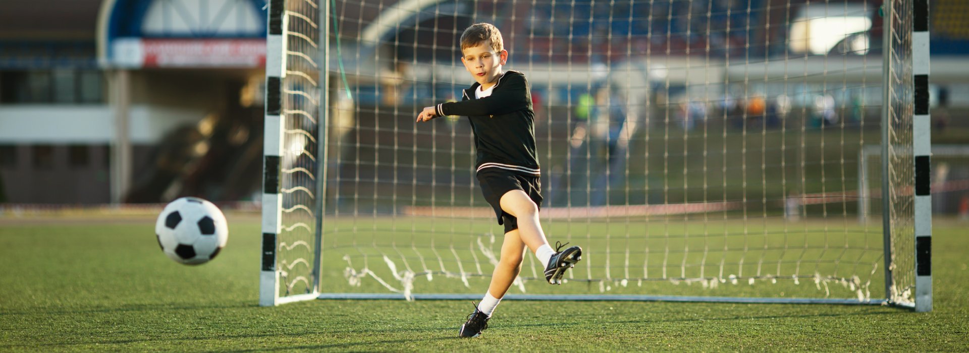 bambino calcia un pallone